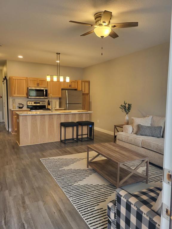 Building Photo - 6 Reserve Ct