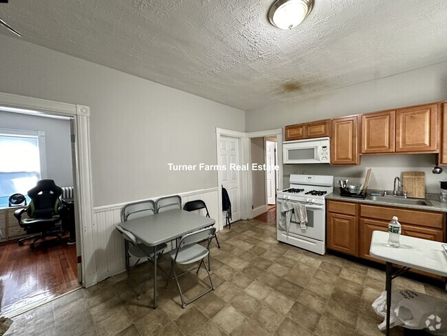 Building Photo - 151 E Cottage St