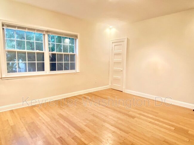 Building Photo - 1204 Holbrook St NE