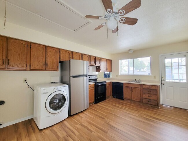 Building Photo - This stunning single-story upstairs unit o...
