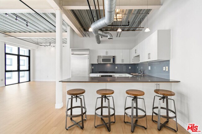 Building Photo - 330 W 11th St