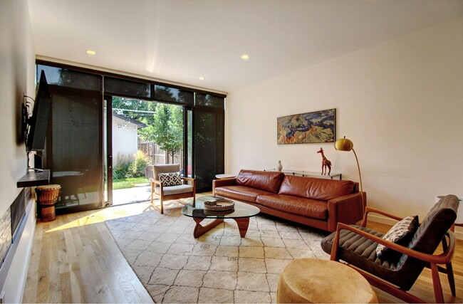 Building Photo - Luxury Living in the heart of Platte Park,...