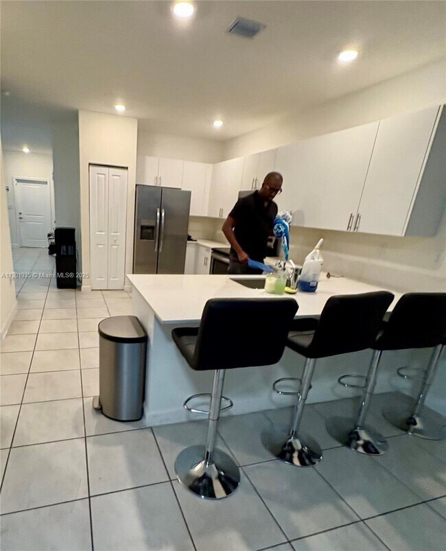 Building Photo - 1020 SE 26th Ter