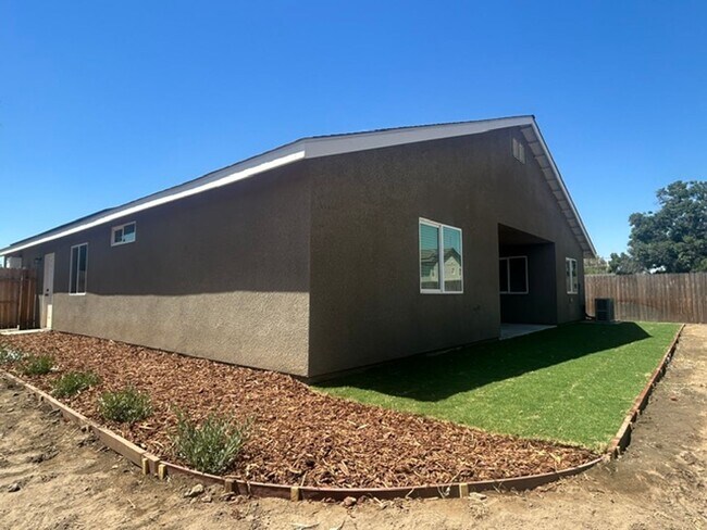 Building Photo - 820 N Cypress St