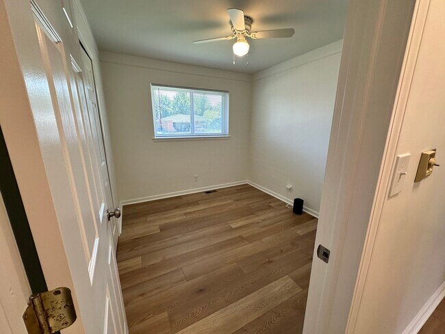 Building Photo - Impeccably Clean Warren Ranch!