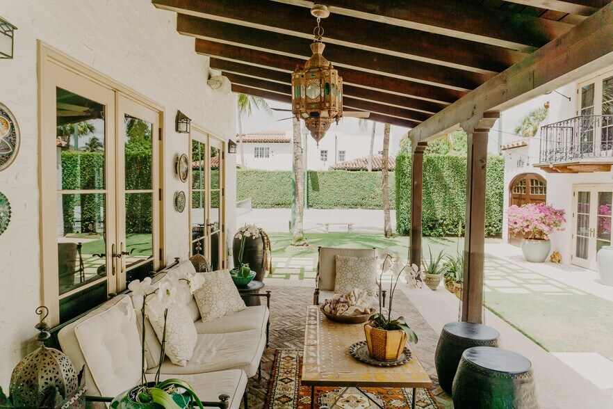 Covered loggia - 213 E Lakewood Rd
