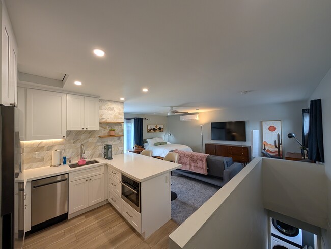 Building Photo - 8274 Beaver Lake Dr