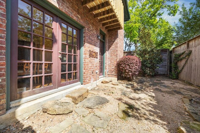 Building Photo - 2025 Elmen St
