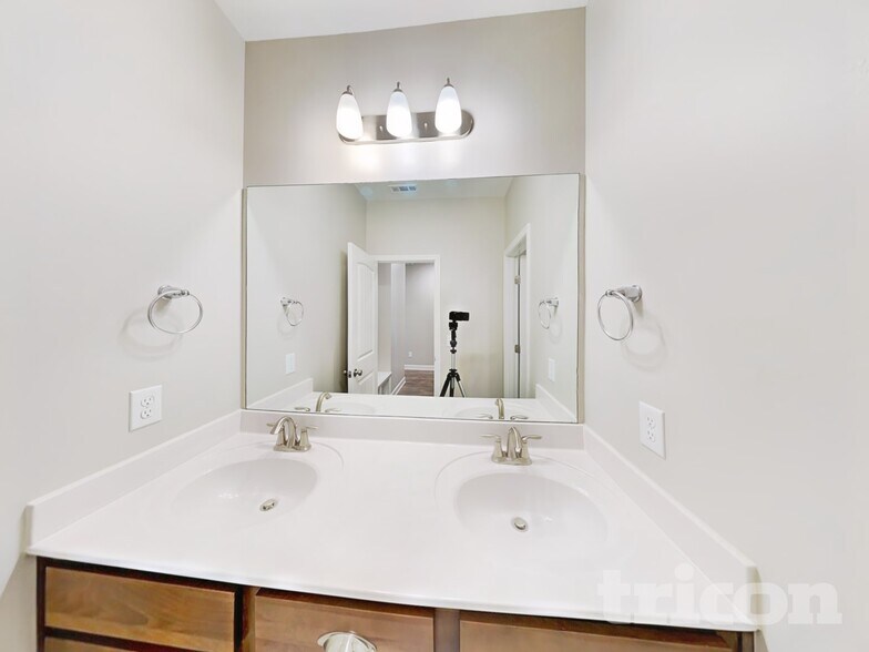 Building Photo - 714 Amberton Dr