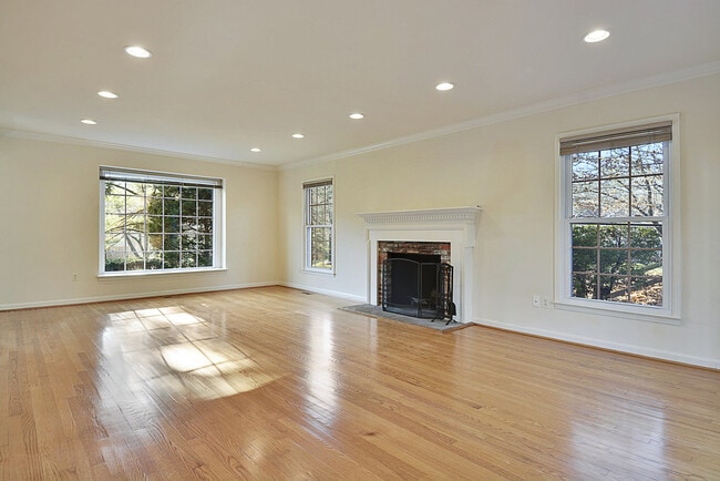 Building Photo - "Coming Soon" Stunning 4 bed, 4.5 baths, N...
