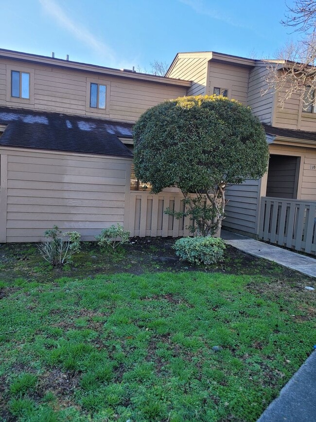 Building Photo - Located in Caneel Cove this 2 bed 2 bath townhome features hardwood floors throughout ,