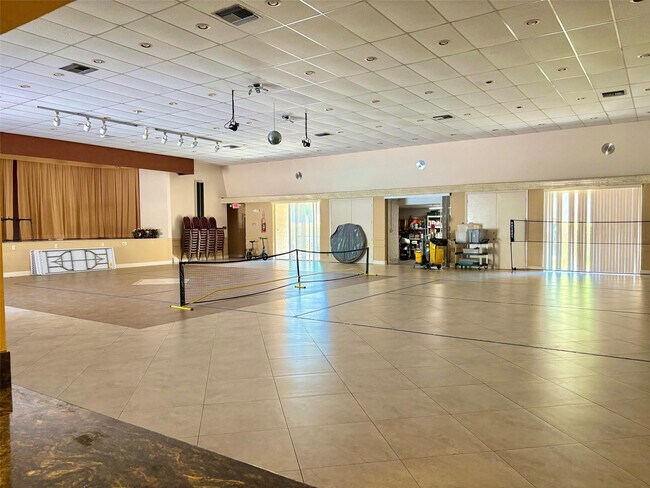 Building Photo - 1055 Country Club Dr