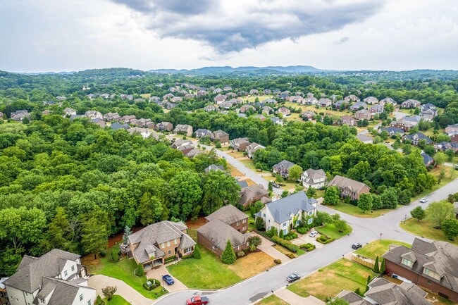 Building Photo - Custom built home in a great location in B...