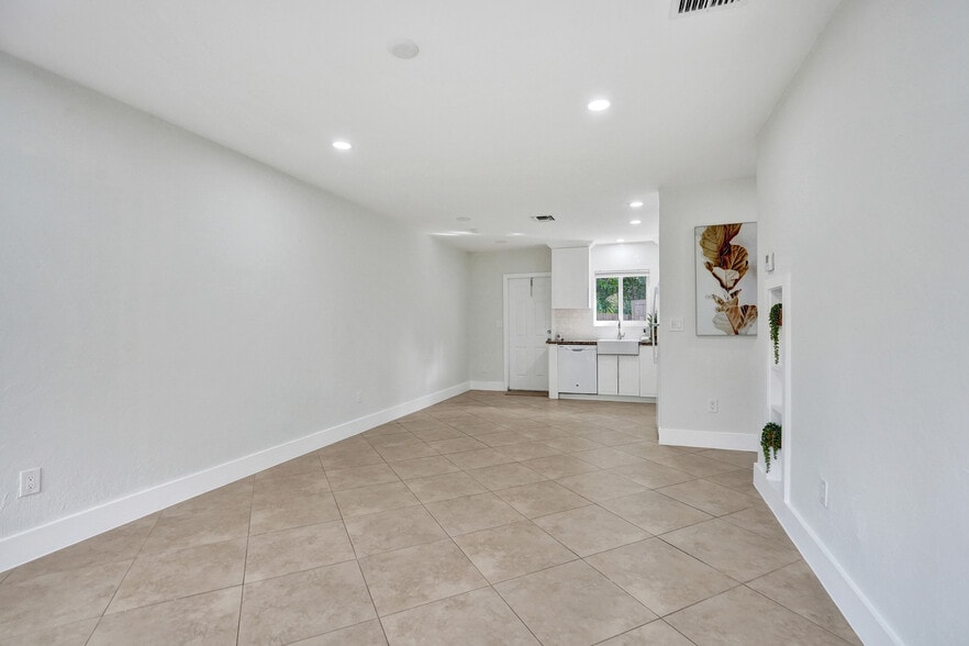 Building Photo - 3033 NE 20th Ter