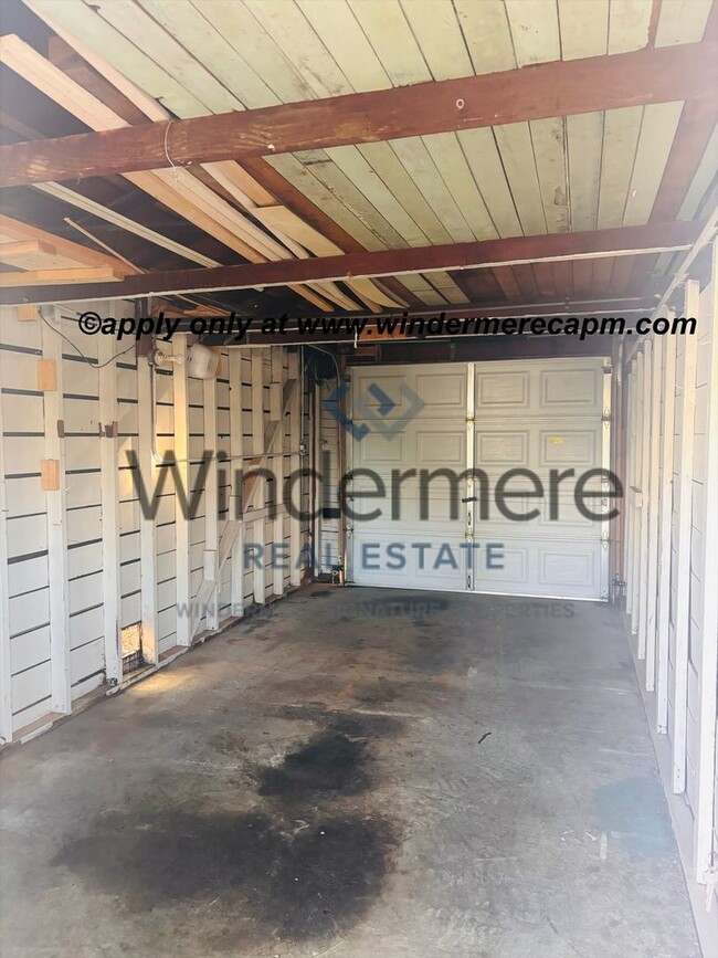 Building Photo - Unbeatable location! ! East Sac 2 bedroom 1 bath Duplex!!