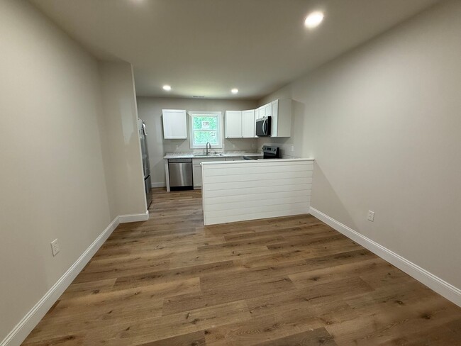 Building Photo - Modern Comfort & Convenient Living