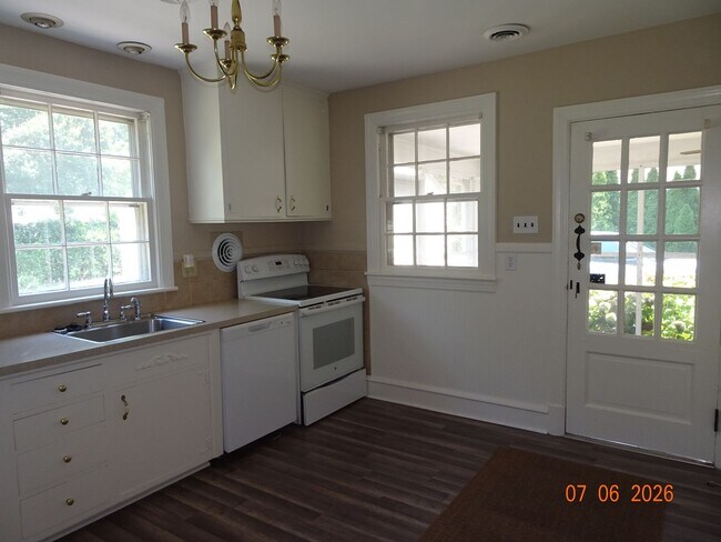Building Photo - 3 bedrooms, 2 baths single family home