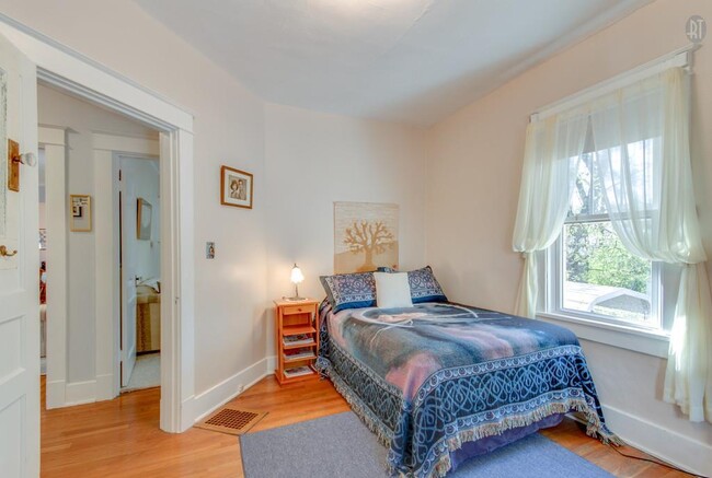 Building Photo - 3 Bed, 1.5 Bath Home with Backyard and Ple...