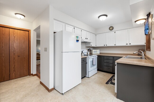 Building Photo - 348 Willow Grove Dr