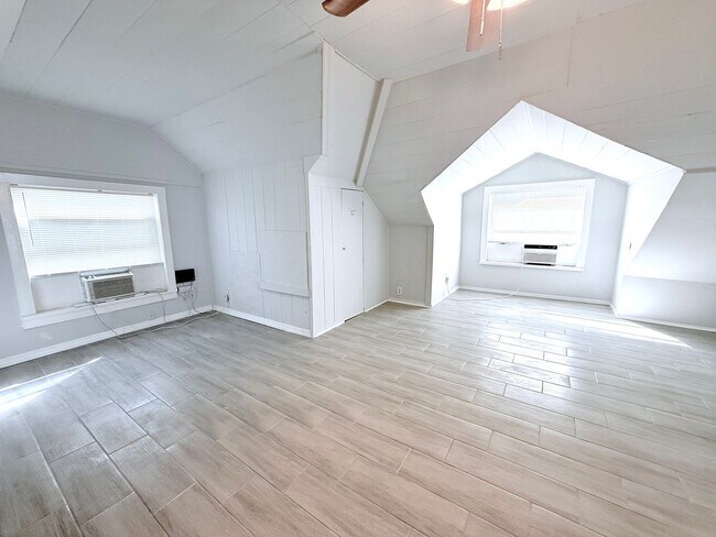 Building Photo - 1010 13th Ave W