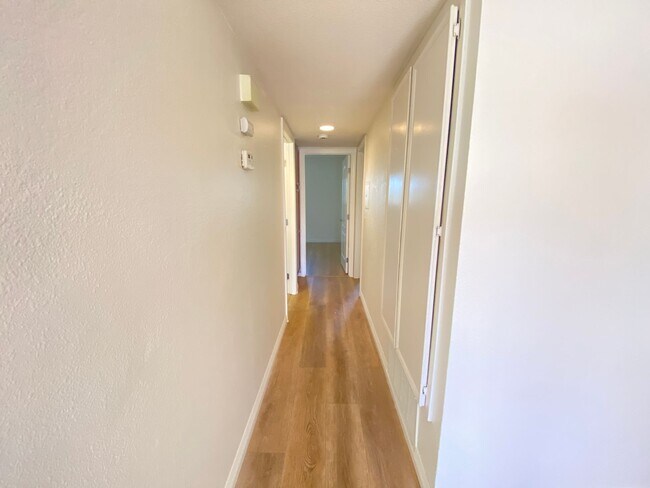 Building Photo - *Special* Charming 2 bedroom 2 bathroom Condo in Oceanside!