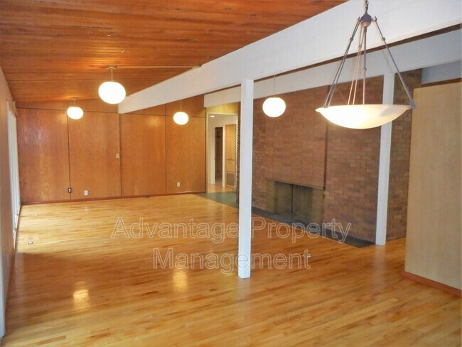 Building Photo - 3245 NW Norwood Dr