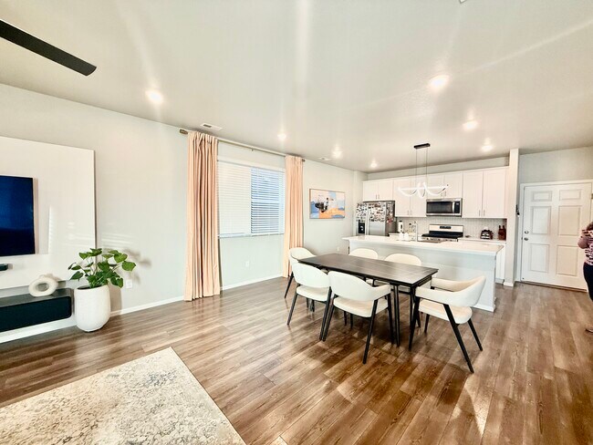 Building Photo - 12248 Dairy St