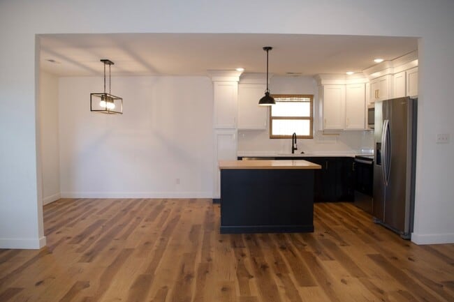 Building Photo - Modern 3 Bed 2 Bath House in Willow Falls!