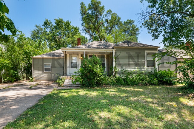 Primary Photo - 2146 S Crestway St
