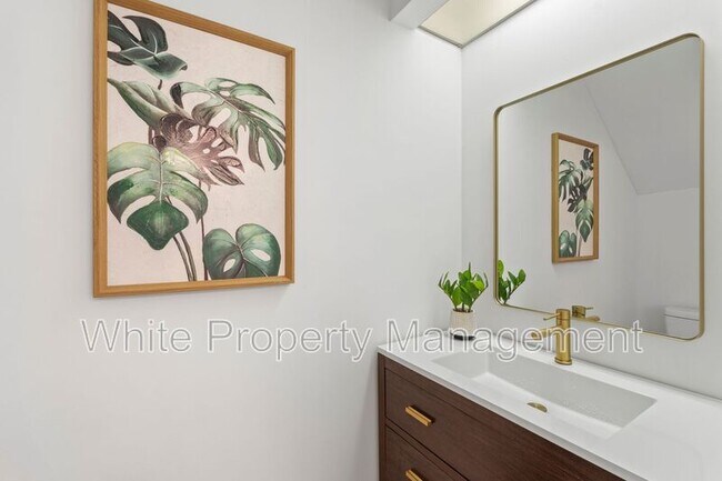 Building Photo - 9231 Kings Canyon Dr