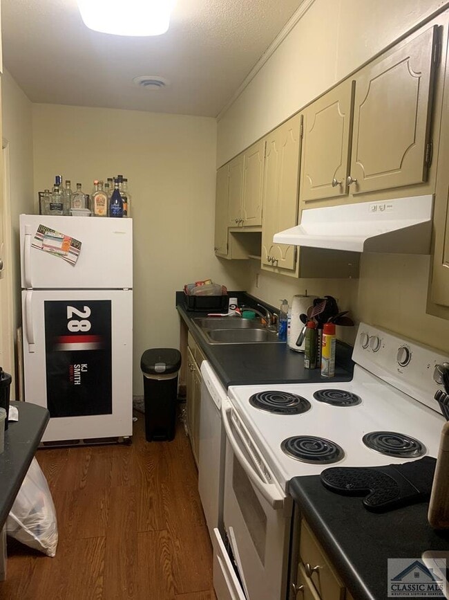 Building Photo - 350 S Pope St