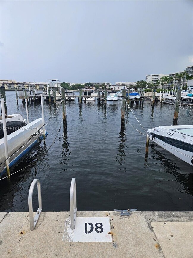 Building Photo - 18021 Biscayne Blvd
