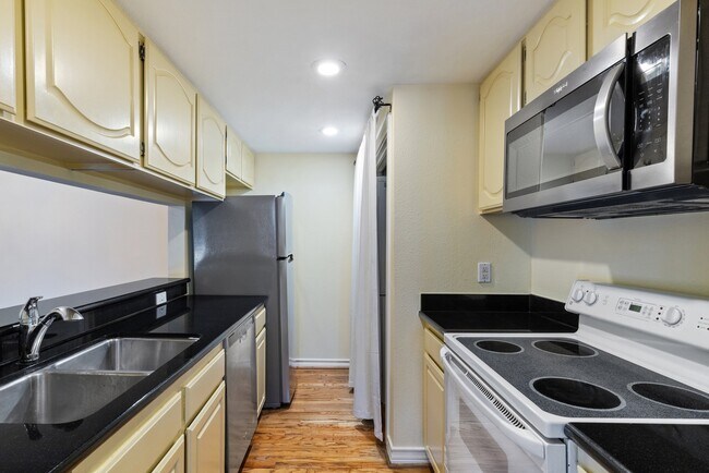 Building Photo - 3208 Cole Ave