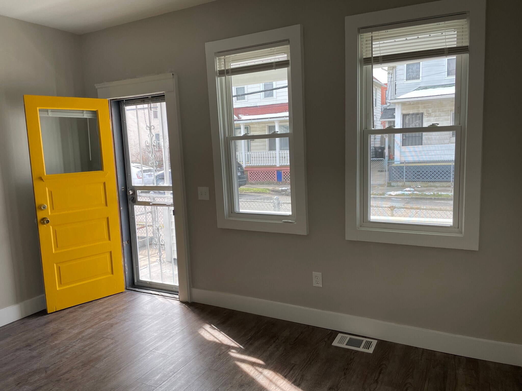 Building Photo - 1585 E 32nd St