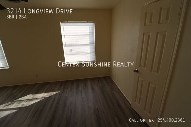 Building Photo - 3214 Longview Dr