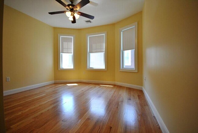 Building Photo - Oak Sq. Brighton 3-bed with Parking