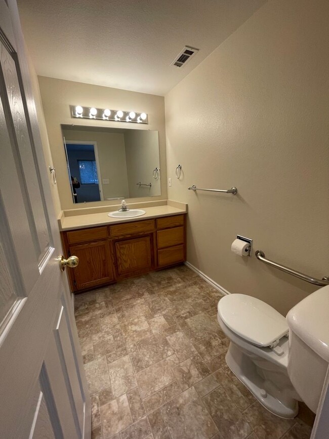 Building Photo - Spacious 3 bedroom, 2 bathroom home- CENTRAL POINT!