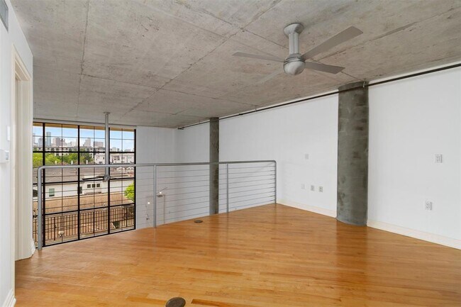Building Photo - 1025 S Shepherd Dr