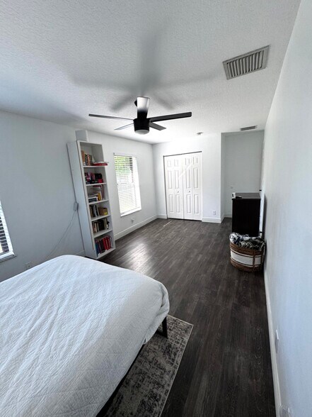 Building Photo - 1146 NE Coy Senda