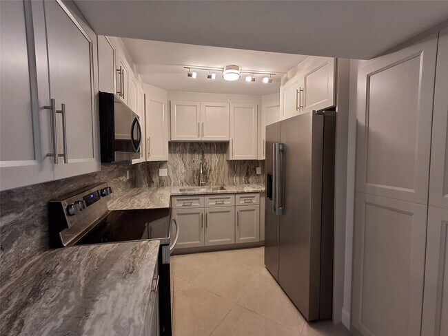 Building Photo - 8763 Shadow Wood Blvd