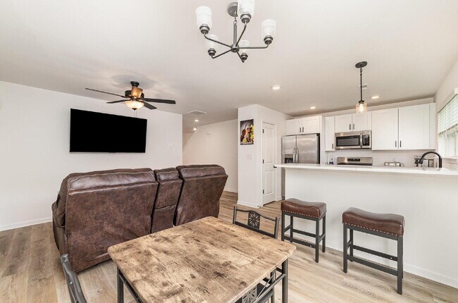 Building Photo - Comfortable & cozy Charlotte Townhouse 10 min from uptown