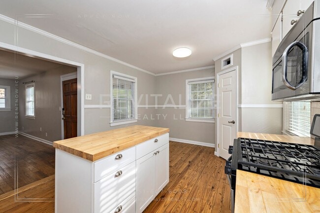 Building Photo - Updated 2 Bed 1 Bath Cottage in Established Neighborhood!