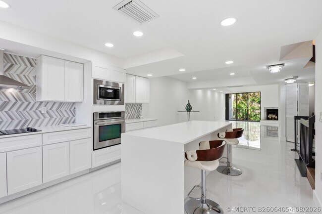 Building Photo - 1222 Hillsboro Mile