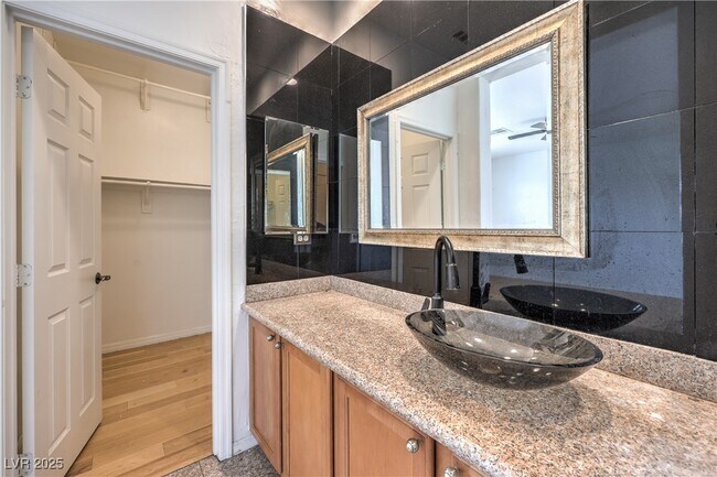 Building Photo - 10227 Sunset Gardens Dr