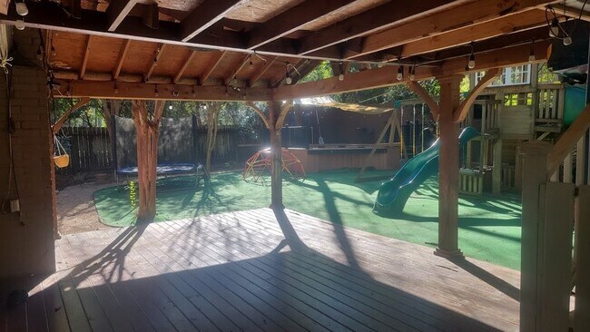 Building Photo - 2234 Rolling Meadows Dr