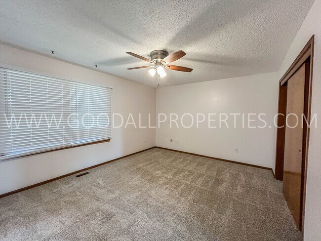 Building Photo - 3 Bedroom, 3 bath Home in West Des Moines!!