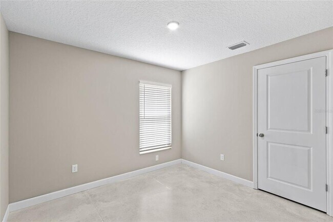 Building Photo - 921 E Clifford Ave