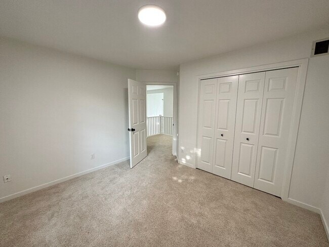 Building Photo - Grandville Condo 3 Bedroom and 2.5 Bathrooms