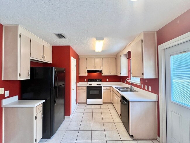 Building Photo - Charming Home - Spacious Lot Near Whiting