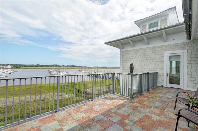 Building Photo - 10 Marina Dr